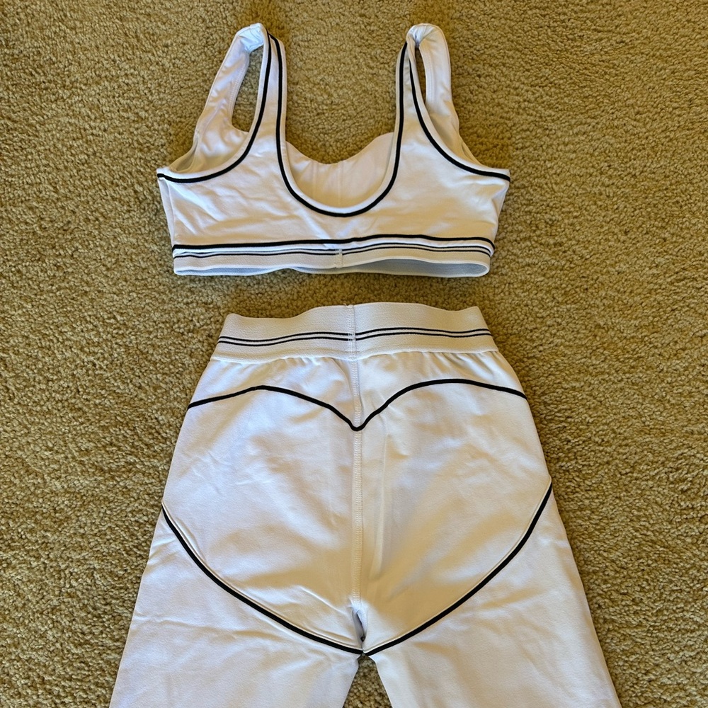 ALO Yoga Set - Airbrush High-Waist Heart Throb Legging & Sports Bra - Picture 10 of 13